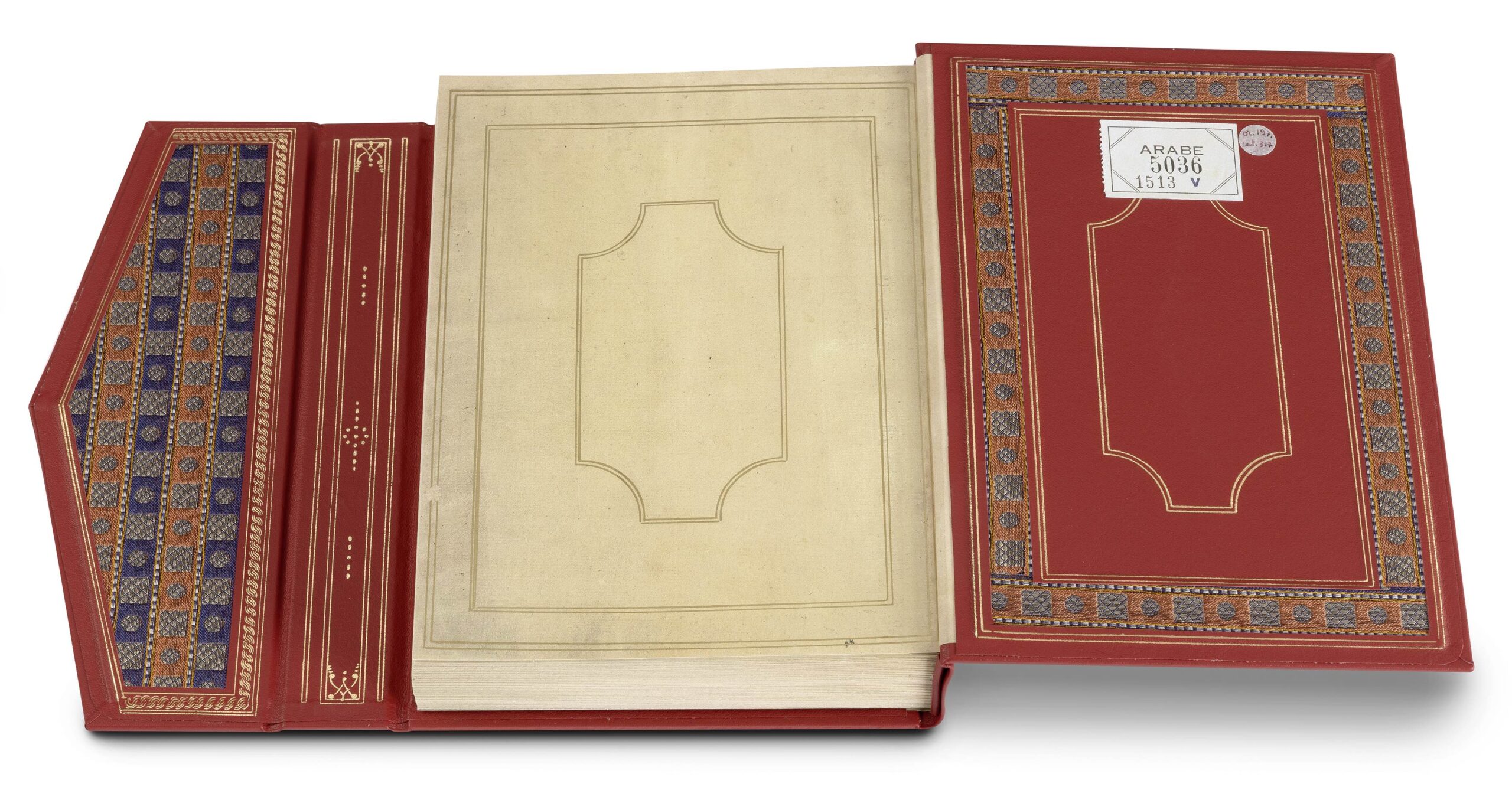 Auf der ersten Seite aufgeschlagenes Faksimile-Ausgabe des Ulugh Begs. Es zeigt den roten Buchrücken mit der Signatur Arabe 5036.