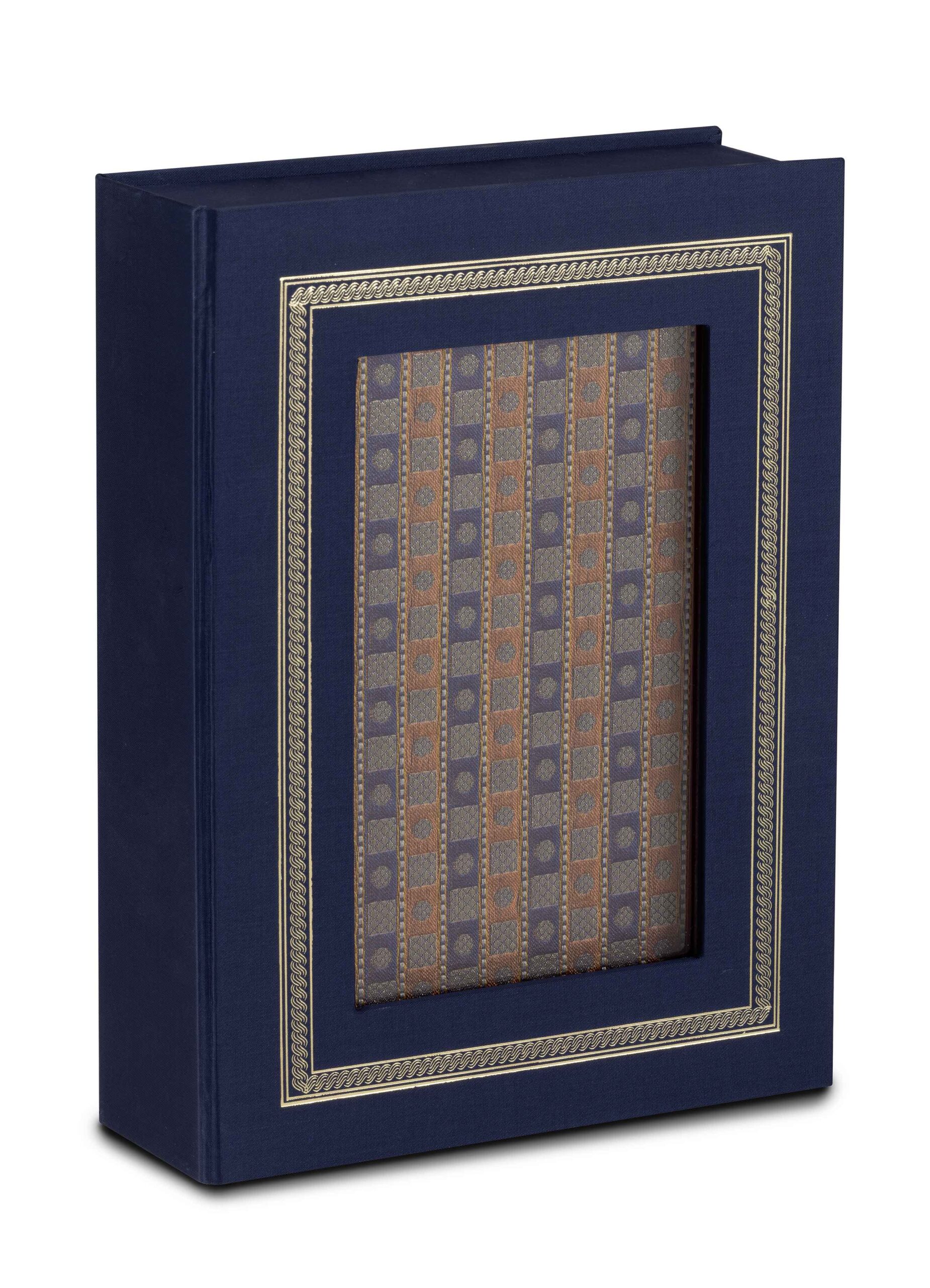 Faksimile-Ausgabe des Ulugh Begs in der blauen Luxuskassette. Das Faksimile mit edlem Ledereinband und goldbestickten Stoffintarsien befindet sich darin und man sieht die Ausgabe durch das Fenster.