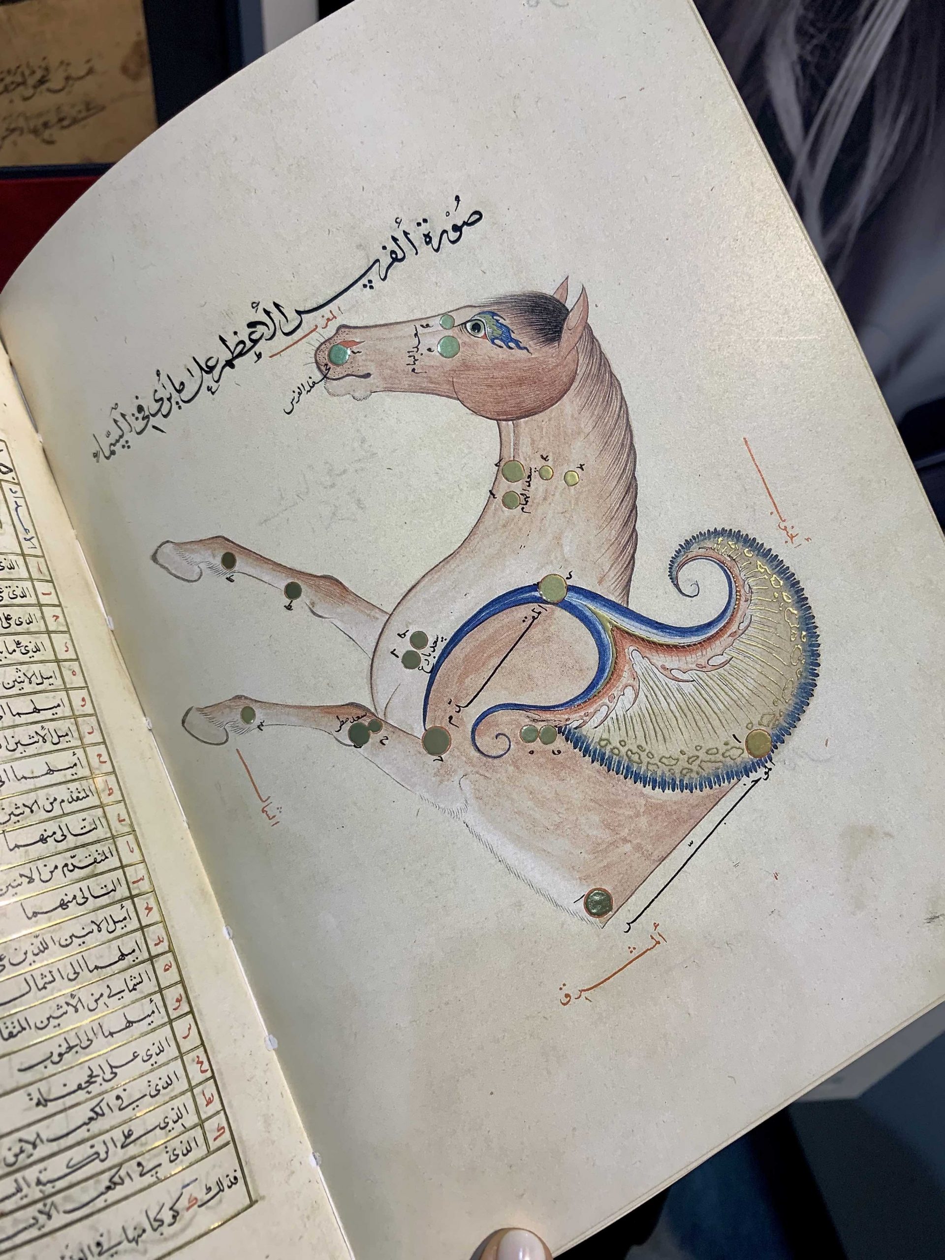 aufgeschlagenes Buch, auf der rechten Seite ist das Sternbild des Pegasus zu sehen. links sieht man nur etwas arabischen Text.