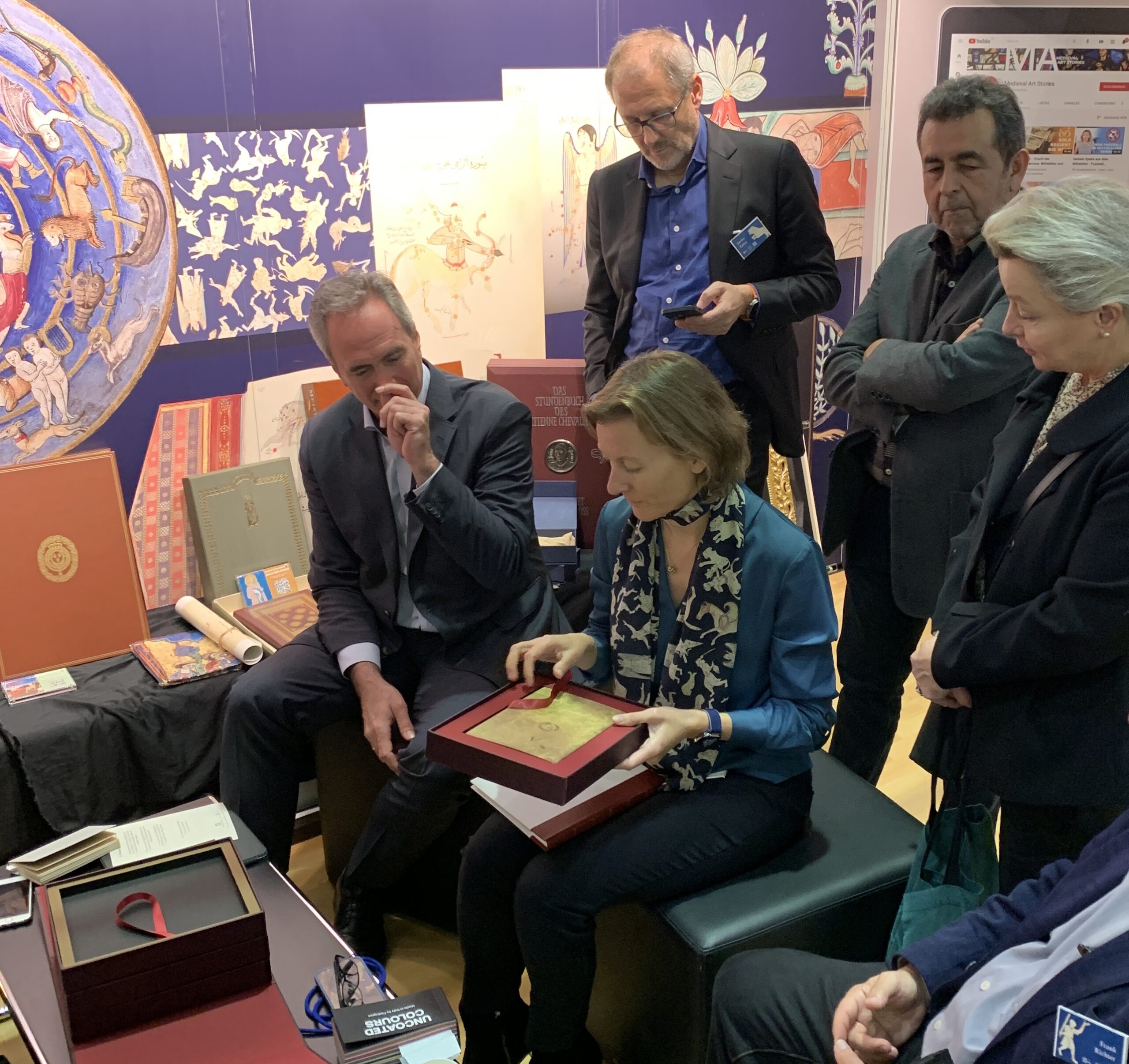 Am Messestand während der Frankfurter Buchmesse 2022, Charlotte Kramer - die Verlagsleiterin - begutachtet gerade die Kassette, die für die Pariser Manuskripte von Leonardo da Vinci vorgesehen ist.