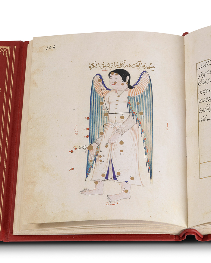 Aufgeschlagenes Faksimile-Ausgabe des Ulugh Begs. Es zeigt eine Doppelseite. Links ist eine Tabelle mit arabischen Schriftzeichen zu erkennen. Links sieht man das Sternbild der Jungfrau.