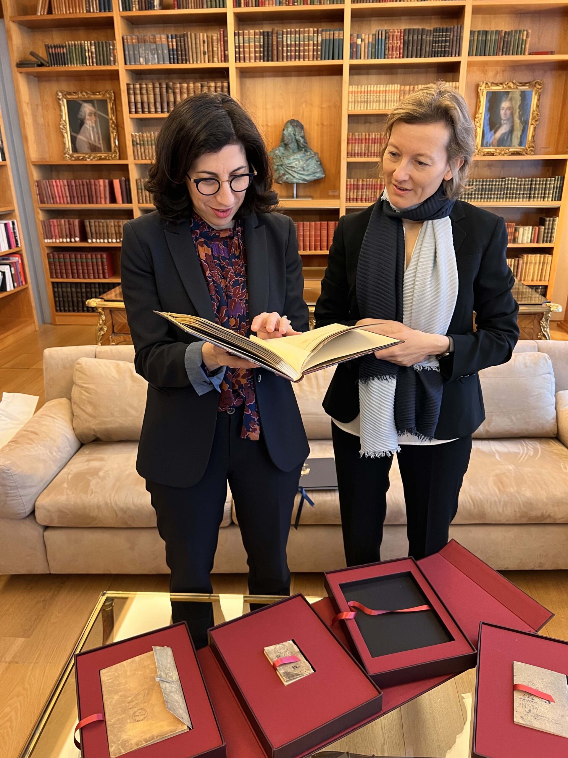 Unsere Verlegerin Frau Charlotte Kramer (auf der linken Seite) übergibt das erste Faksimile-Exemplar der Notizbücher von Leonardo da Vinci an die Kulturministerin Frankreichs, Rima Abdul Malak in der französischen Botschaft Berlin.