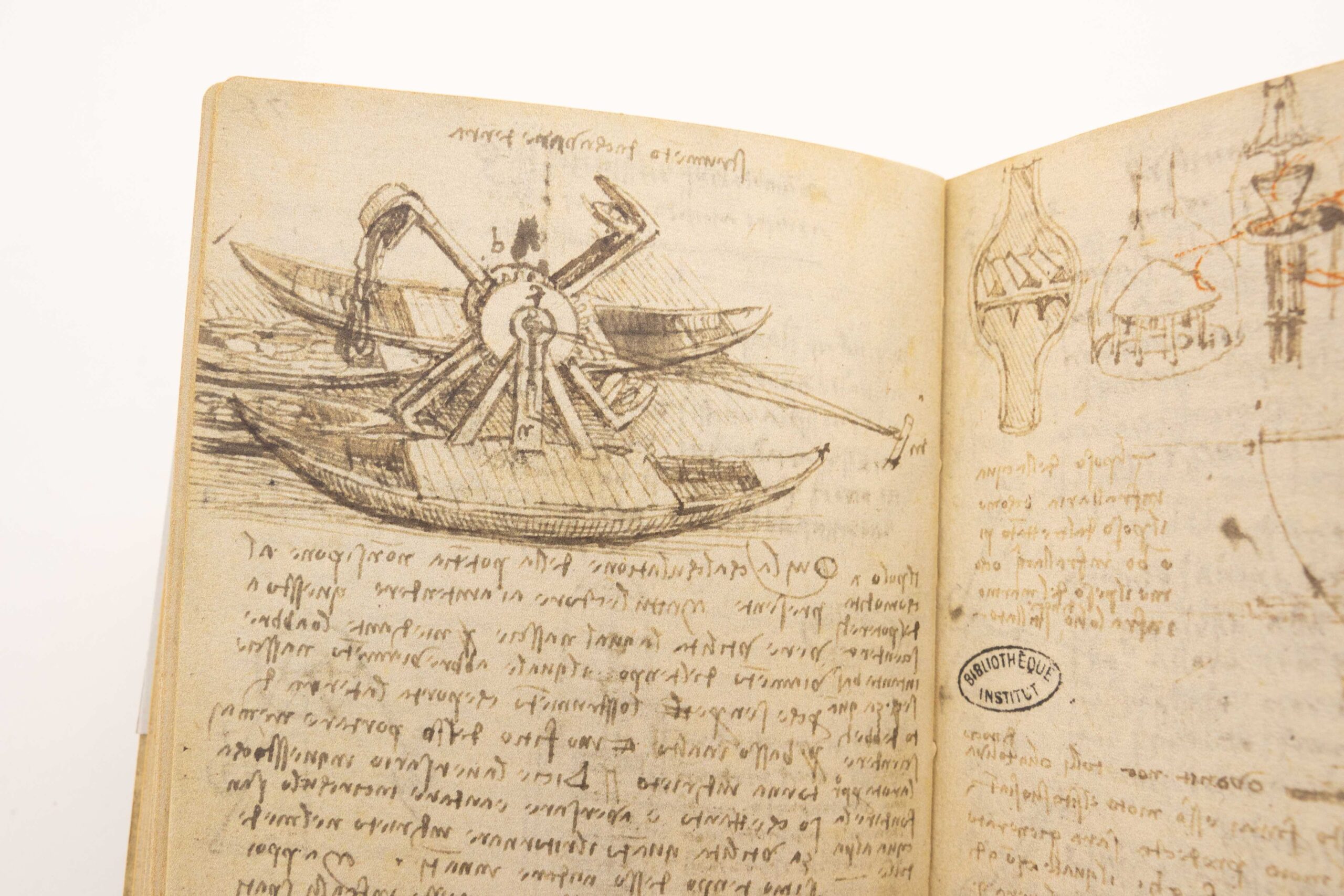 Augeschlagenes Buch, dass eine von Leonardo da Vinci entworfene Wasserschöpfmaschine zeigt.