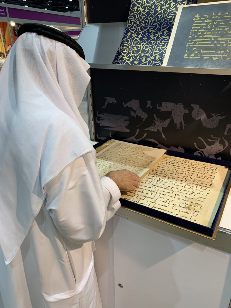 Araber liest aus dem Katta Langar Koran