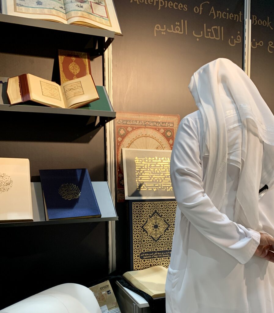 Araber liest aus dem Blauen Koran