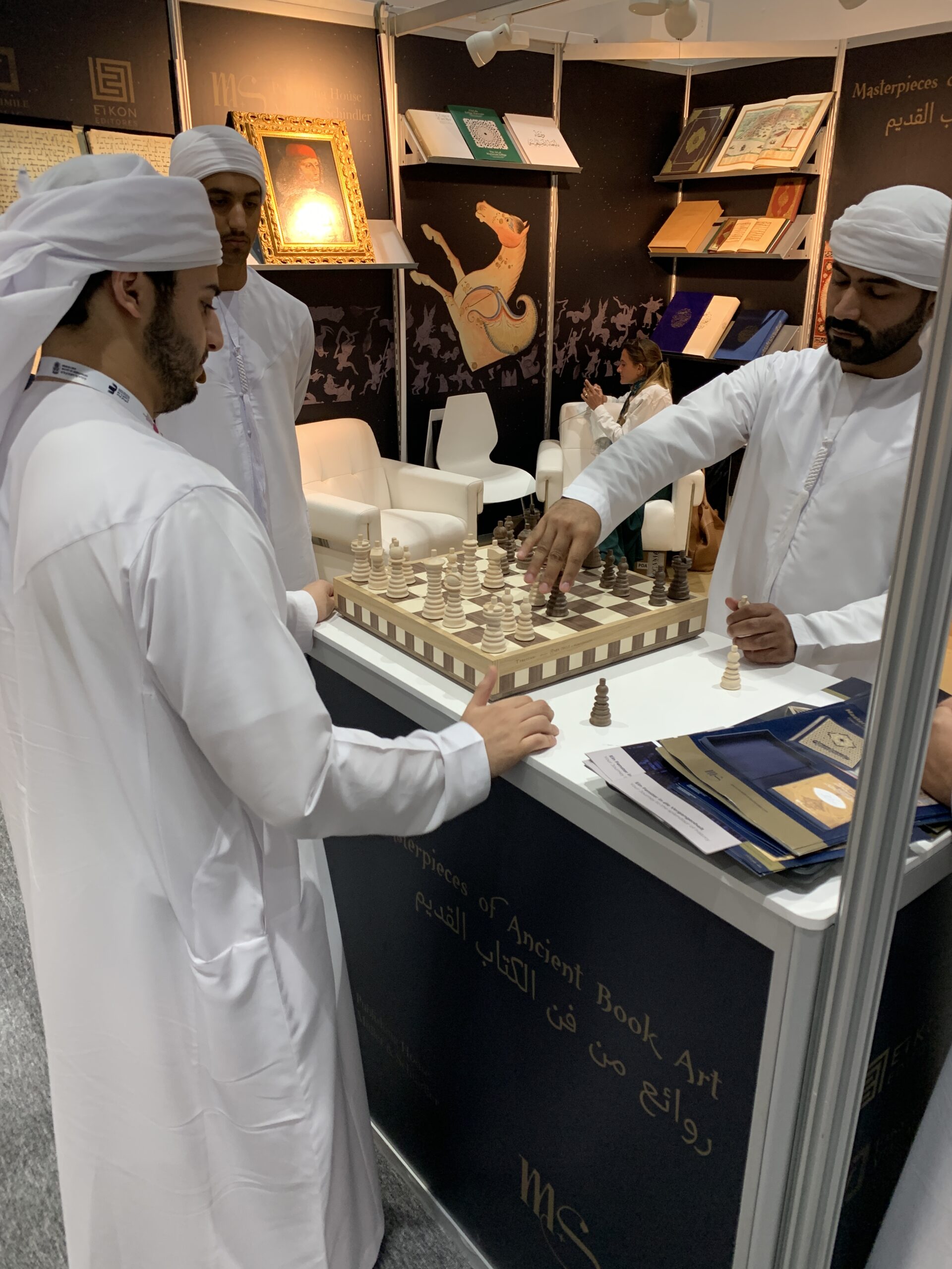 Araber spielen Schach an unserem Messestand