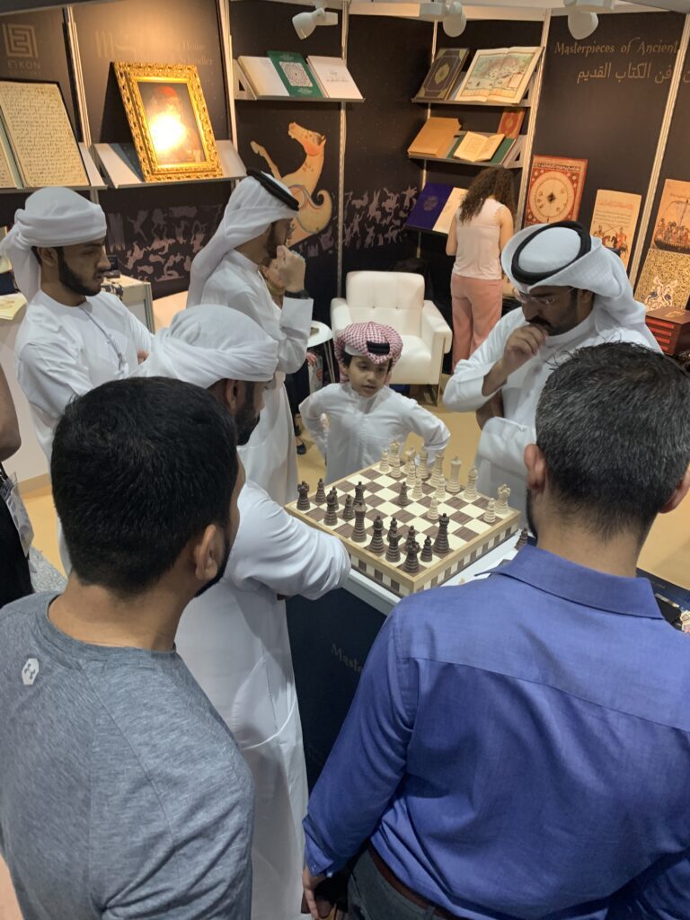 eine Gruppe von Arabern stellen ihre spielerischen Fähigkeiten im Schachspiel zur Schau.