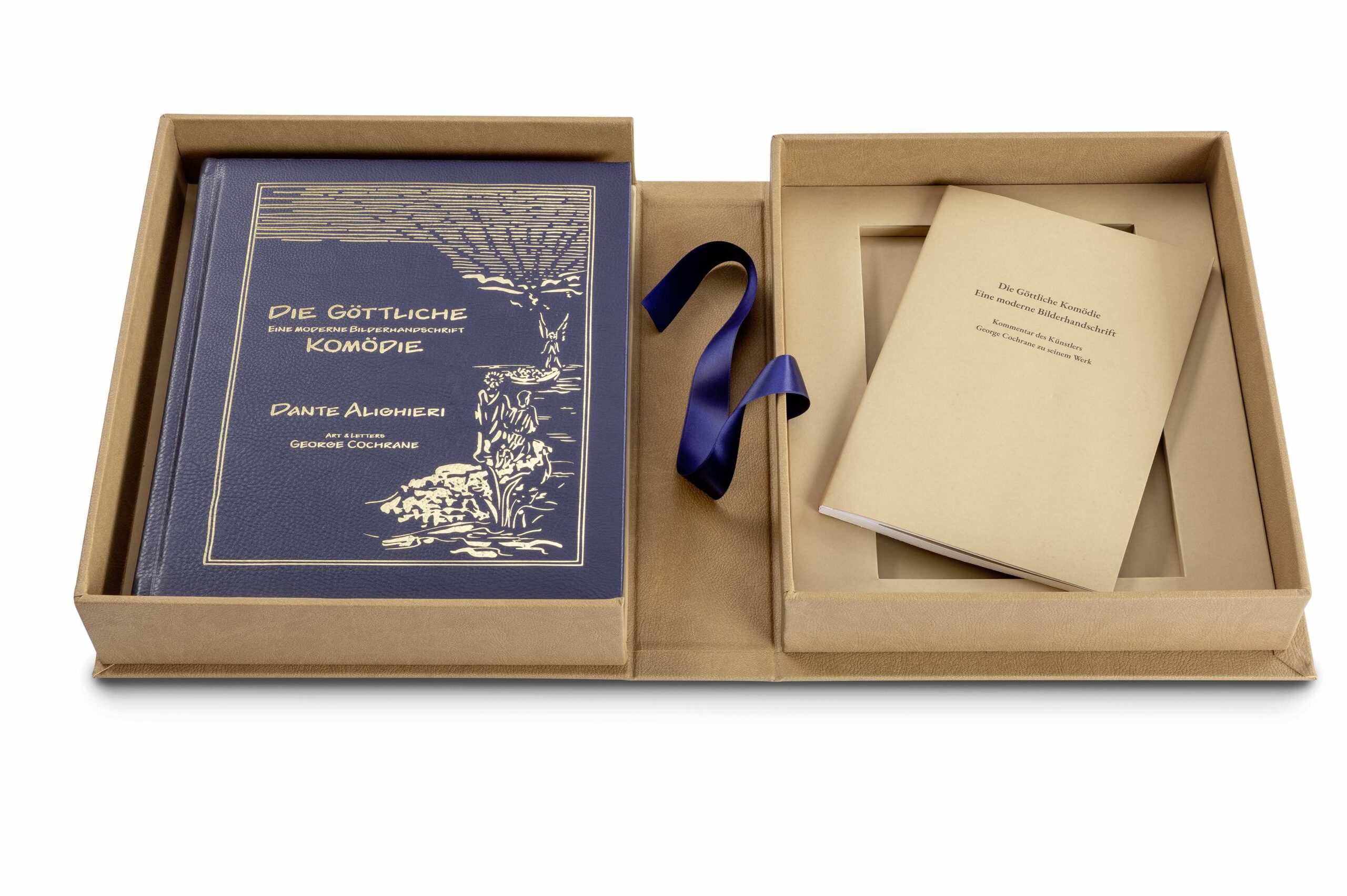 Faksimile-Ausgabe von Dantes göttlicher Komödie mit aufgeschlagener Schmuckkassette. Das Faksimile mit goldgeprägten Ledereinband liegt in der Kassette.
