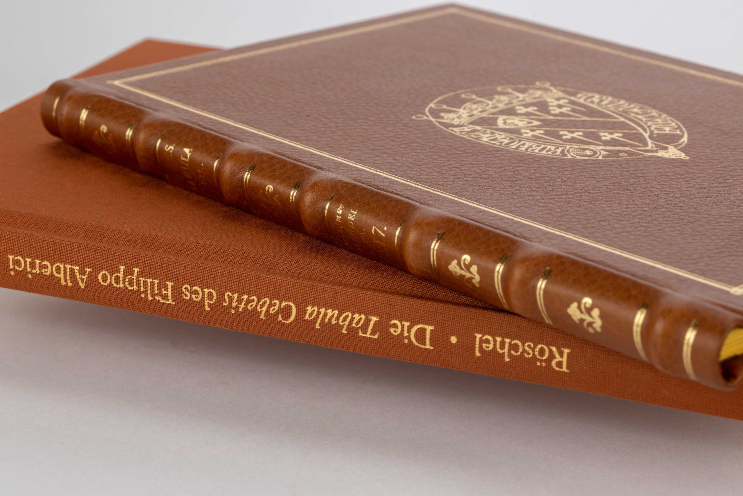 The facsimile edition of the Tabula Cebetis lies on the commentary volume of the same work.