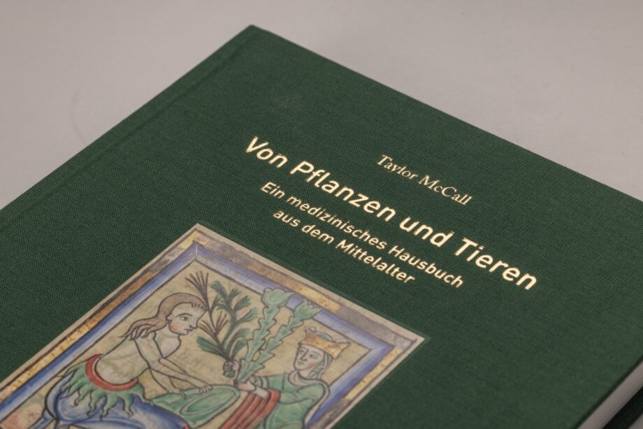 Detailansicht des Kommentarbands der Faksimile-Ausgabe Von Pflanzen und Tieren.
