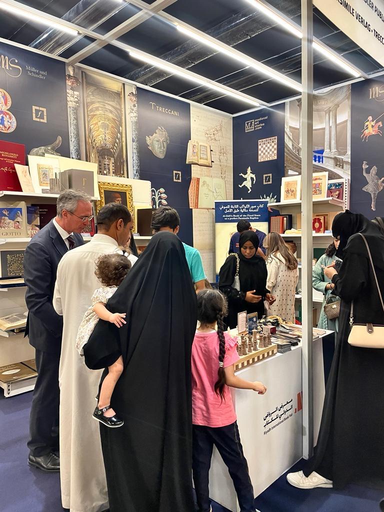 Messeeindrücke von der Buchmesse in Riad. Unser Stand ist gut besucht.