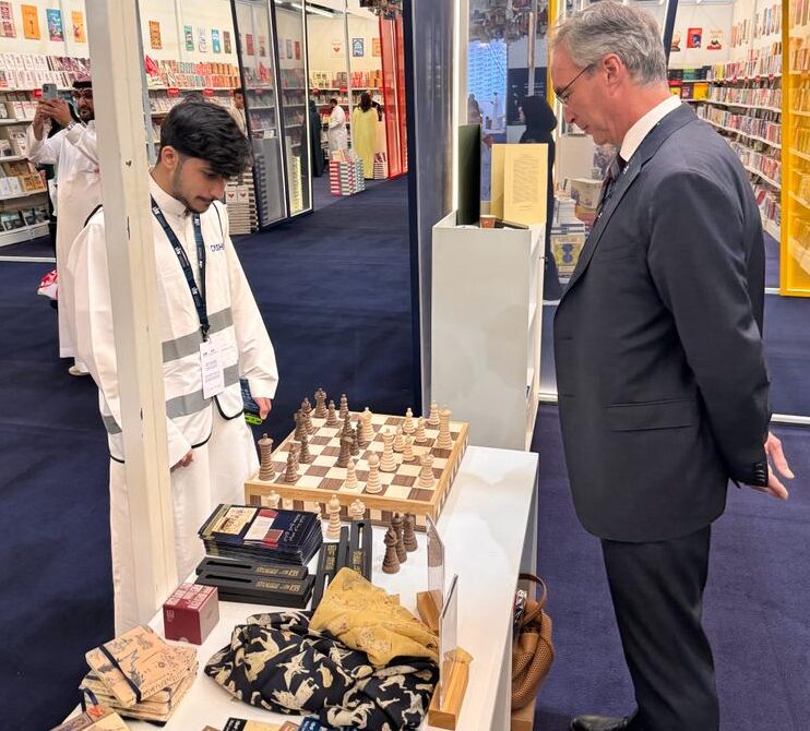 Messeeindrücke von der Buchmesse in Riad. Ein Schachspiel unter Freunden.