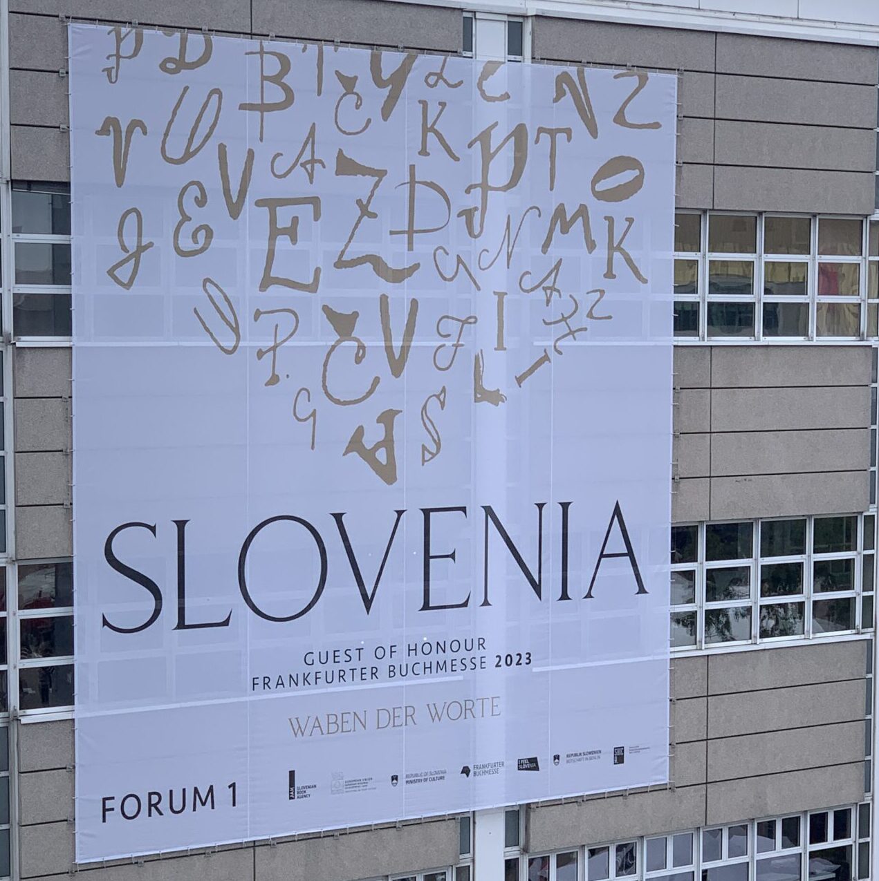 Frankfurter Buchmesse 2023: Banner vom Gastland mit den Worten: Slovenia, Guest of Honour, Frankfurter Buchmesse 2023, Waben der Worte, Forum 1