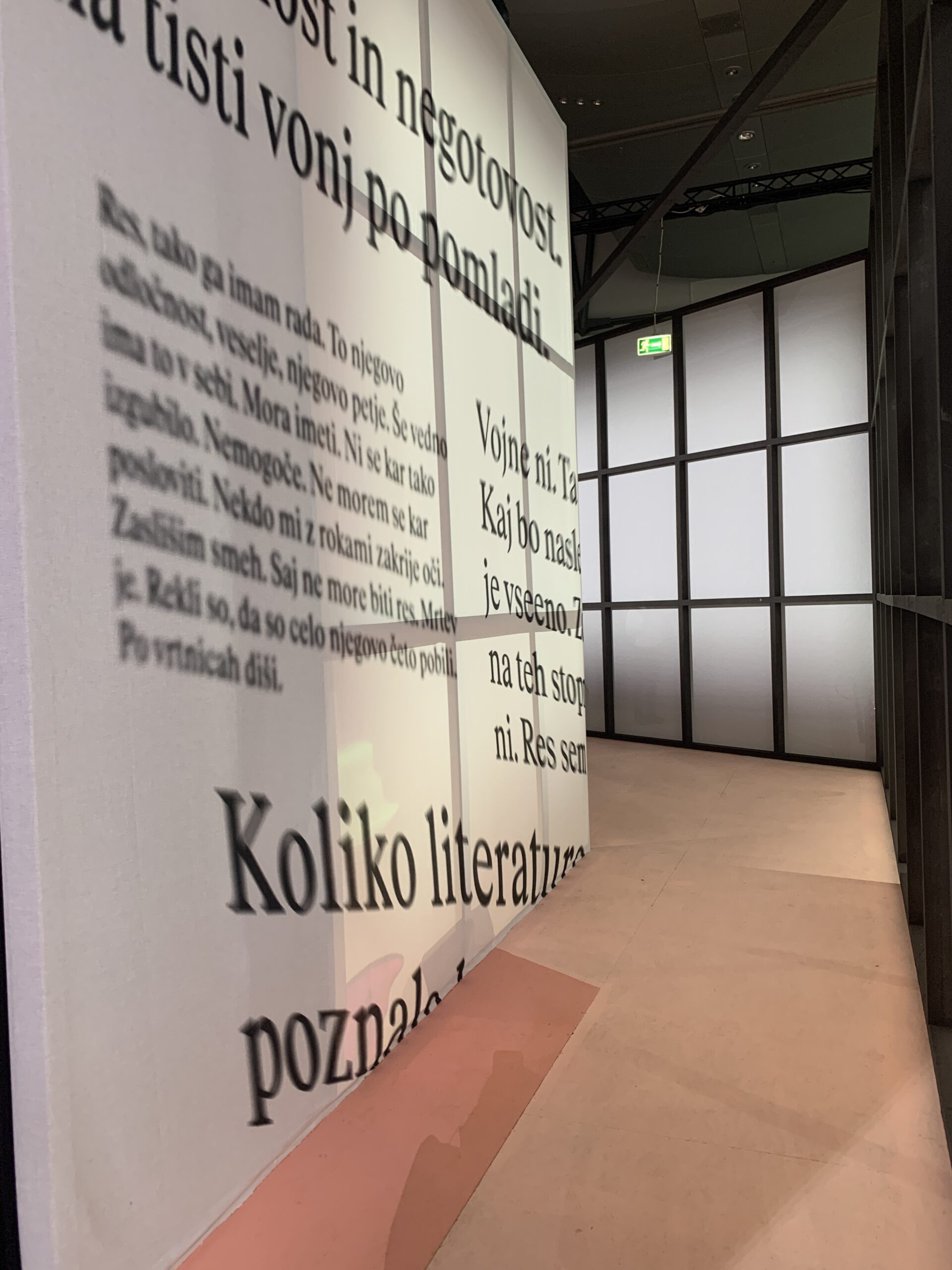 Frankfurter Buchmesse 2023: Ausschnitt vom Gastlandauftritt Slovenien mit dem Thema "Waben der Worte".