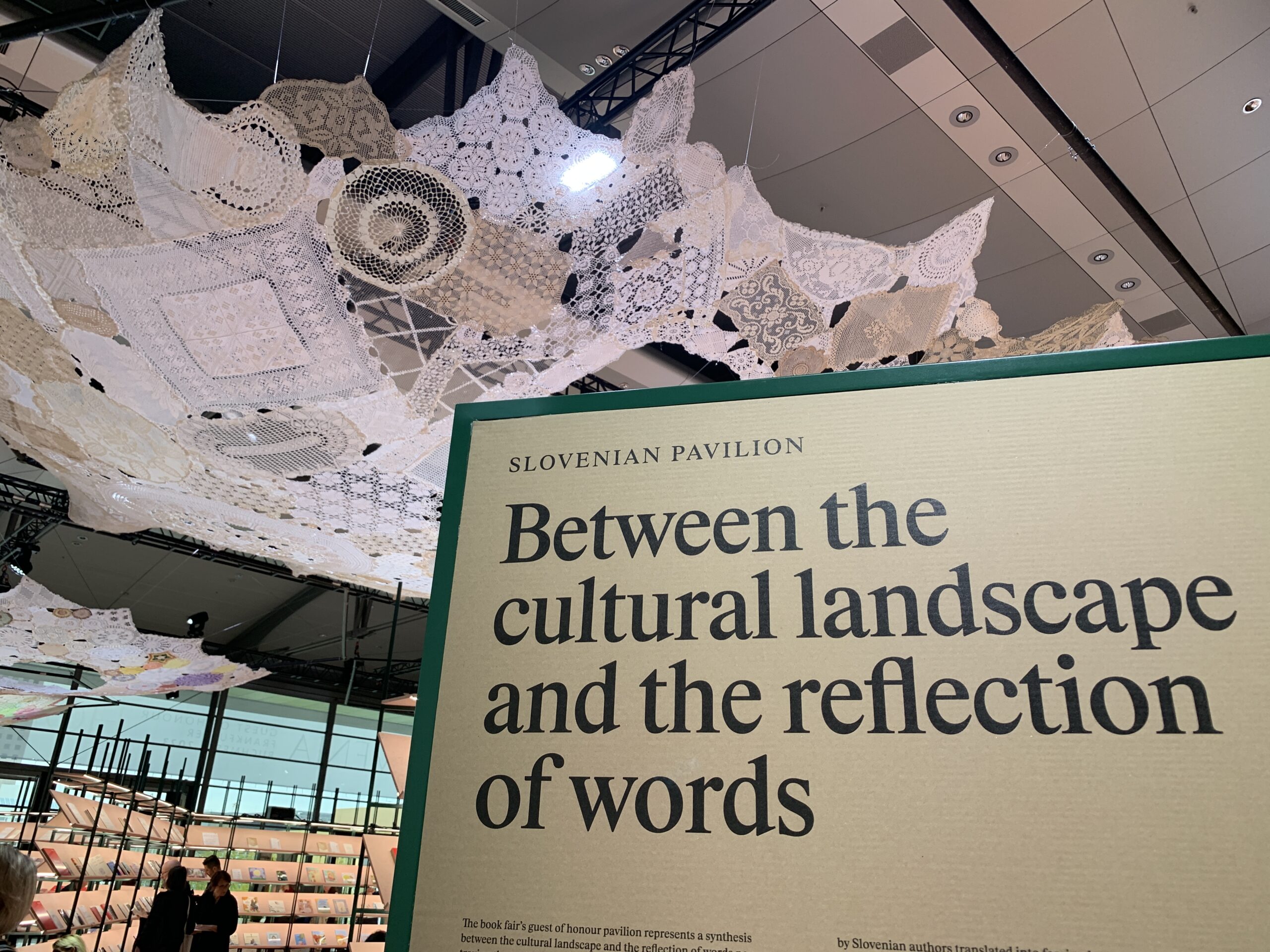 Frankfurter Buchmesse 2023: Ausschnitt vom Gastlandauftritt Slovenien mit dem Thema "Waben der Worte". Die Worte "Between the cultural landscape and the reflection of words" sind zu lesen.