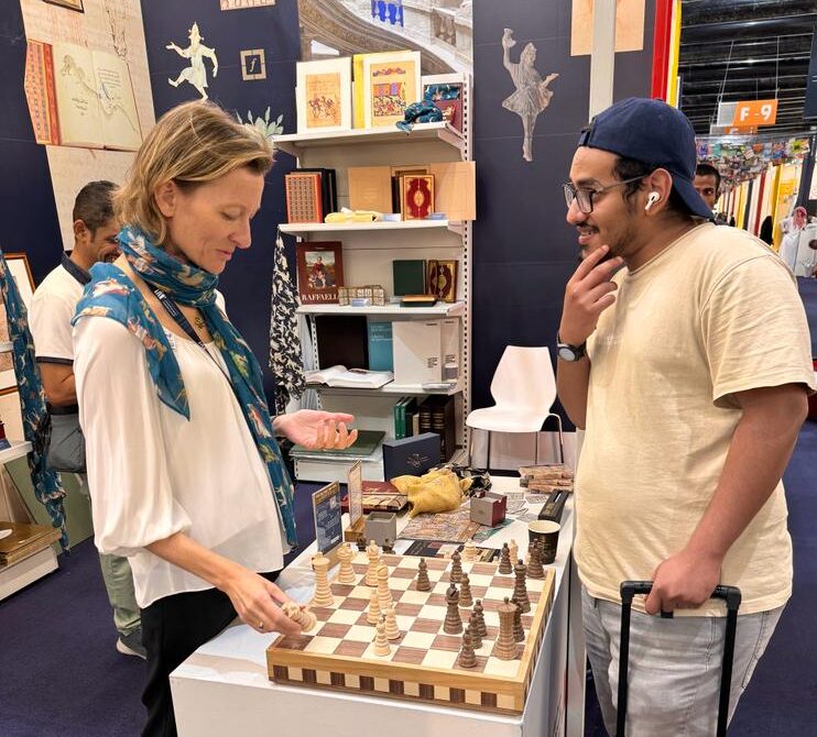 Messeeindrücke von der Buchmesse in Riad. Ein Schachspiel unter Freunden.