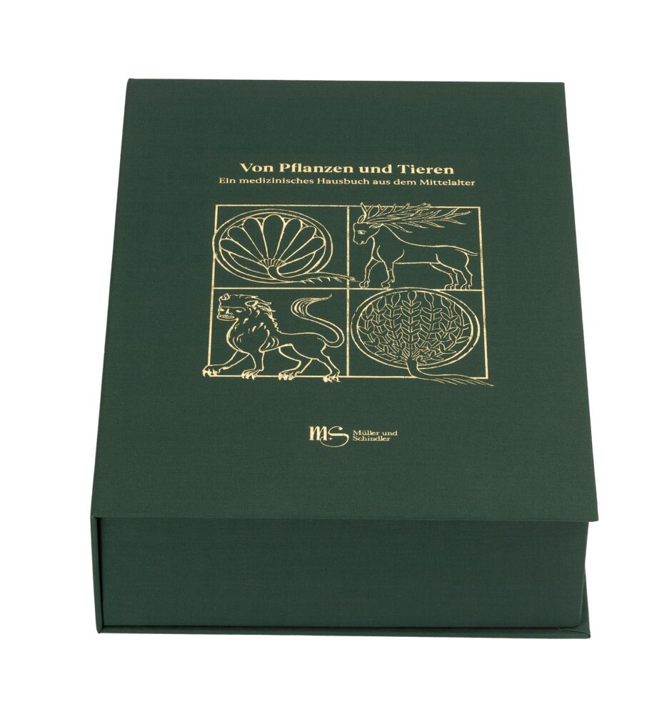Luxuskassette der Faksimile-Ausgabe Von Pflanzen und Tieren mit Goldprägung auf dunkel grünen Untergrund.
