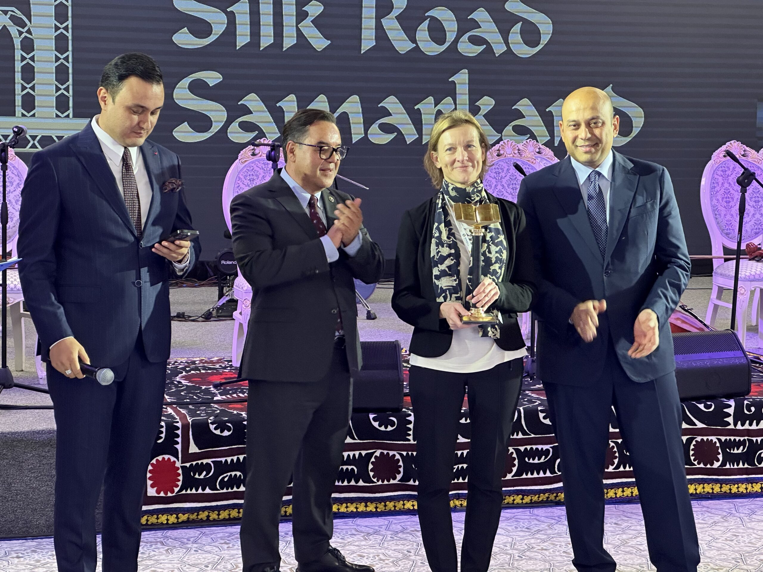 Eindrücke aus Samarkand, Usbekistan: Unsere Verlegerin Charlotte Kramer bei der Entgegennahme des Preises