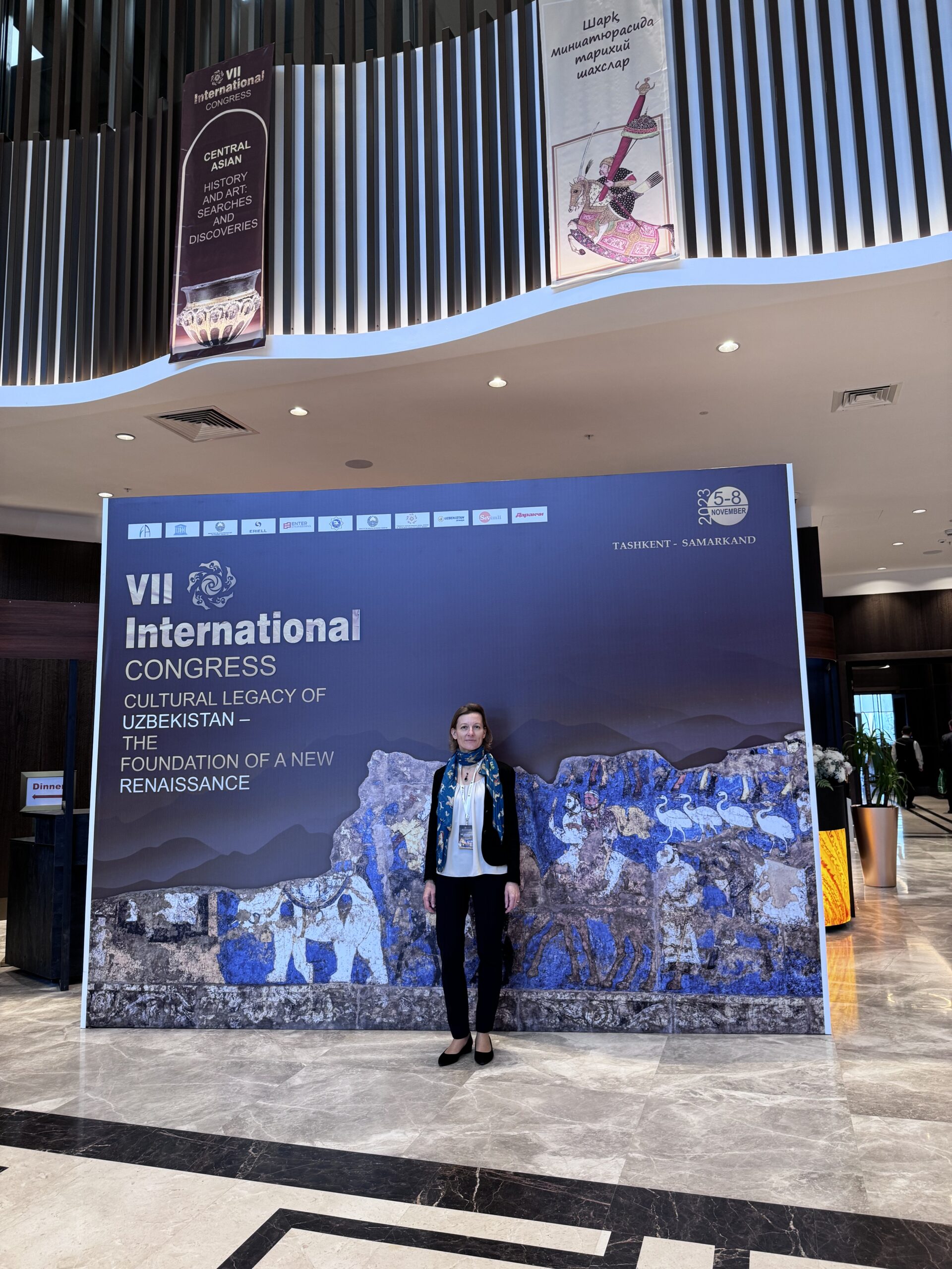 Eindrücke aus Samarkand, Usbekistan: Unsere Verlegerin Charlotte Kramer vor der Kongresstafel
