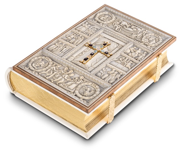 Binding with ivory replicas in a fine wooden frame. In the centre of the cover is a magnificent cross set with precious stones in real gold plating. Two genuine gold-plated polished clasps round off this masterpiece.