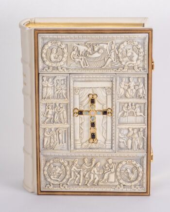 Bibel frontal: Einband mit Elfenbein-Replikaten in edlem Holzrahmen. In der Mitte des Einbands sieht man ein echtvergoldetes Prachtkreuz mit Edelsteinen besetzt.