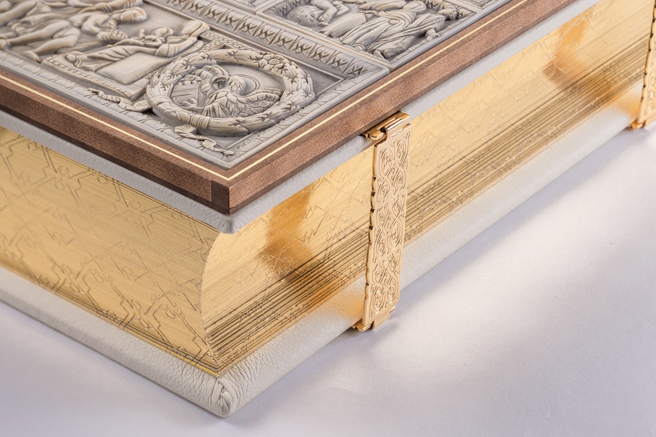 Image detail of the binding: focussing on one of the two genuine gold-plated polished clasps. Gilt edges with hallmarks on all three sides
