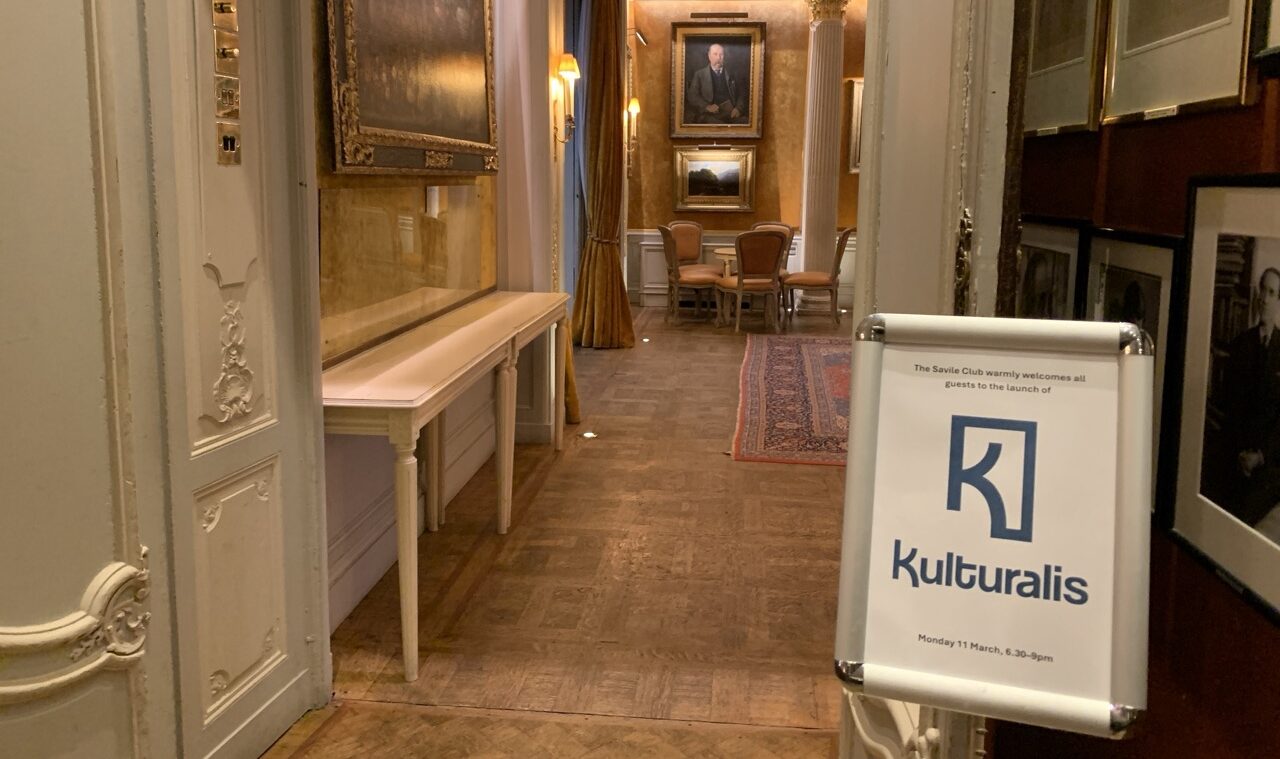 a long corridor in the Savile Club. on the right side a sign showing the Kulturalis Logo and welcoming the guests to the Kulturalis launch